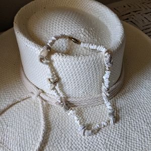 🌞🌞White shell necklace 16" . Casual beachy style.